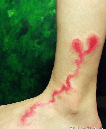 泼墨桃心纹身