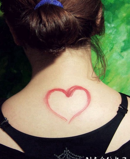 背部桃心纹身