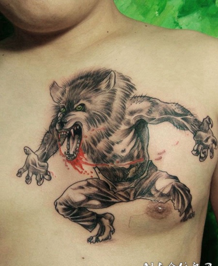 胸前的饿狼纹身