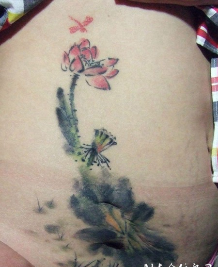 腰侧莲花蜻蜓纹身