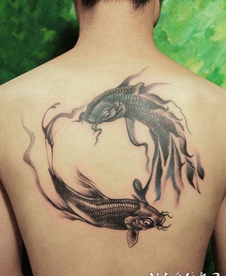 后背上的双鱼纹身
