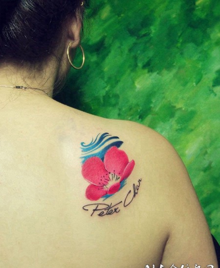 后背上的红花纹身