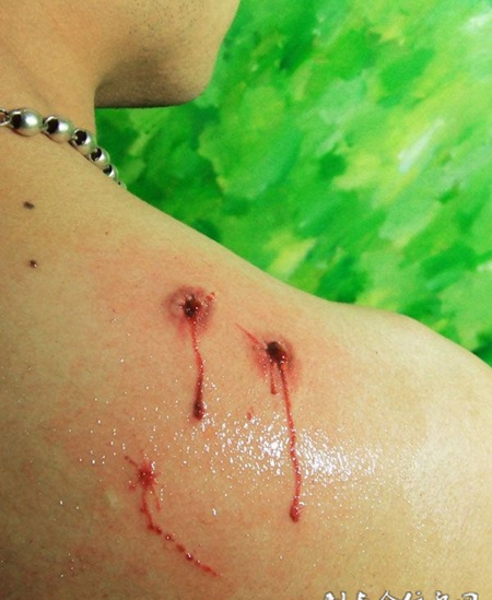 肩膀上的吸血鬼牙印纹身