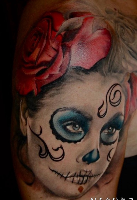 大臂上的deadgirl纹身图案