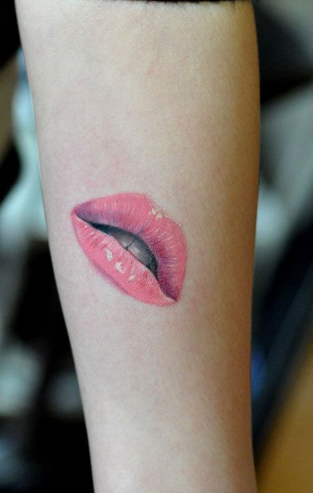 手臂性感红唇纹身图案