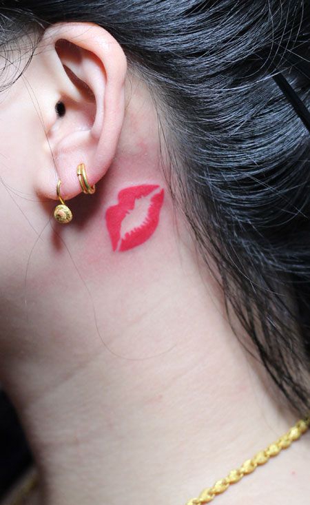 美女耳后性感红唇纹身图案