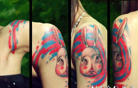 大臂小兔子纹身