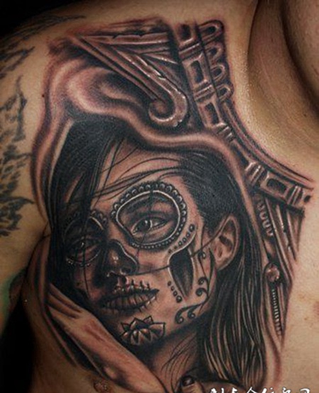 胸前的骷髅女孩纹身