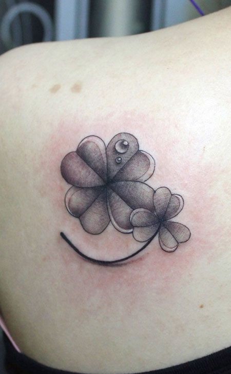 肩部四叶草纹身图案