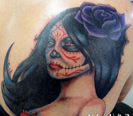 后背骷髅美女纹身