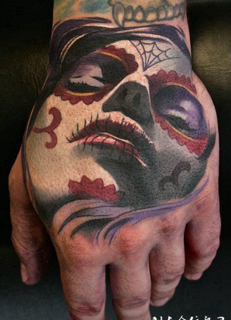 手背骷髅女孩纹身