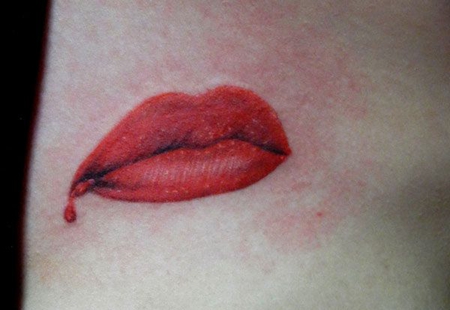 侧腰红色嘴唇纹身图案