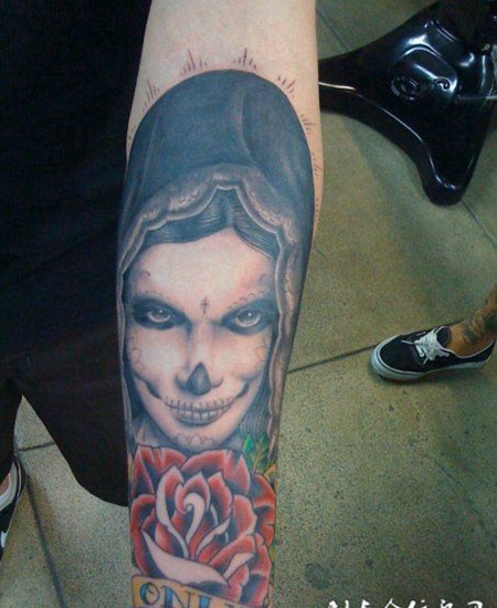 小臂上的骷髅美女纹身