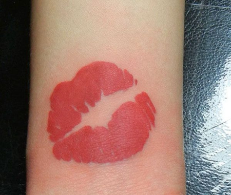 手腕上的性感红唇纹身图案