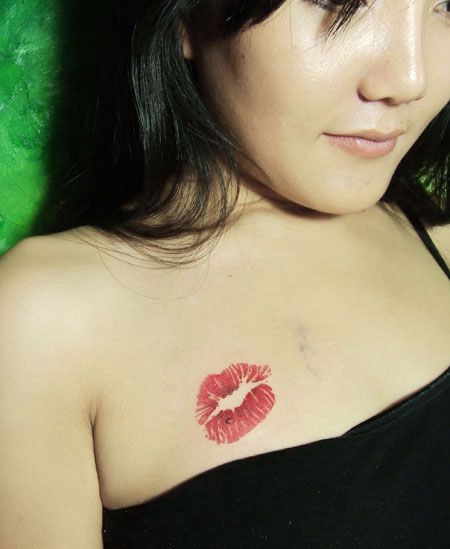 美女胸部红唇纹身图案