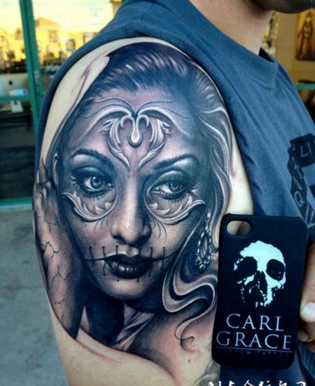 大臂上的死亡女孩纹身