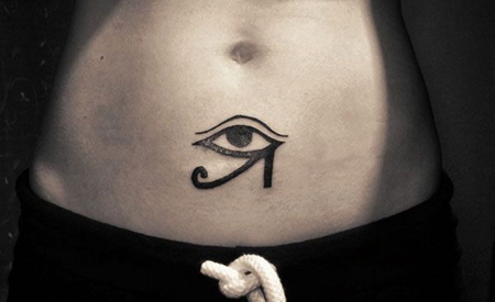 腹部荷鲁斯之眼纹身图案