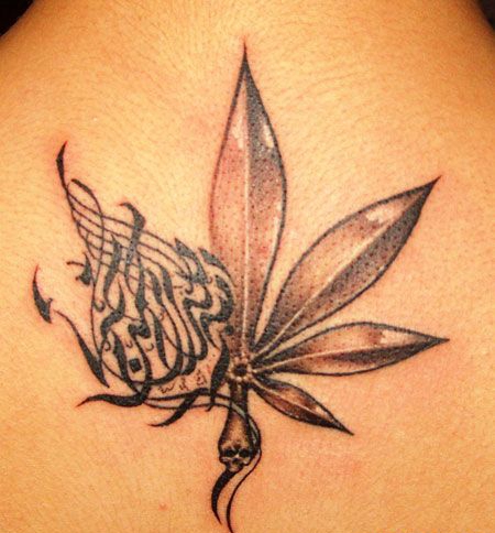 后背上的大麻叶子纹身图案