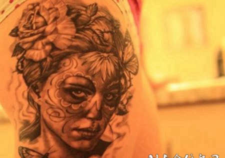 大臂花面美女纹身