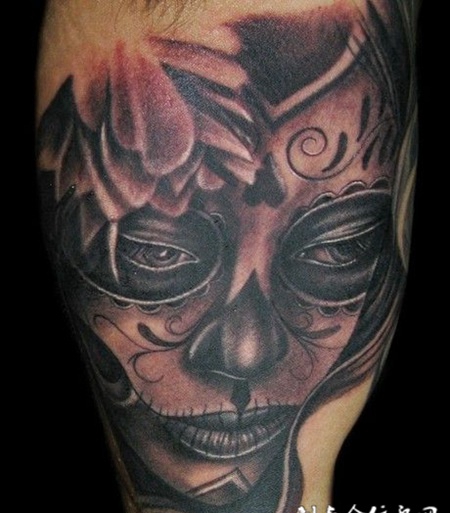 胳膊上的雏菊美女纹身