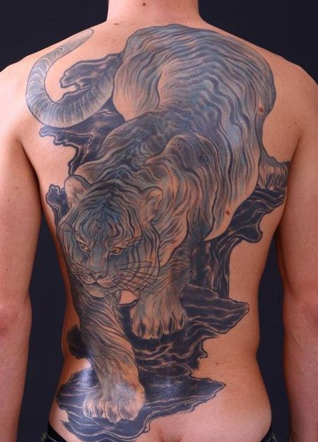 满背霸气下山虎纹身图案