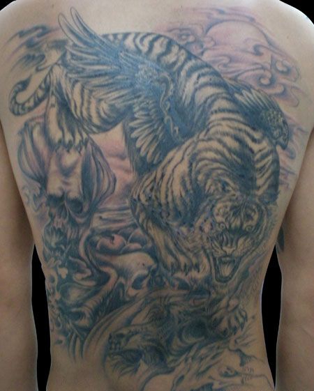 满背帅气下山虎纹身图案