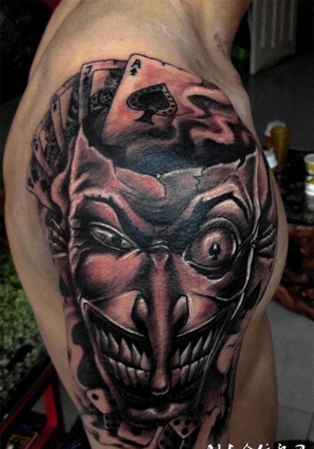 大臂扑克面具纹身