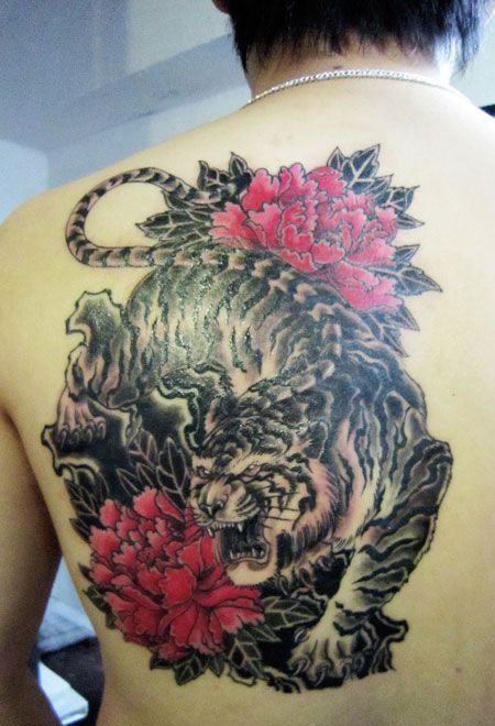 背部下山虎牡丹纹身图案
