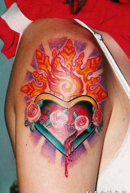 大臂火焰心纹身