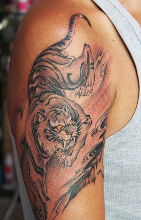 手臂上的下山虎纹身图案