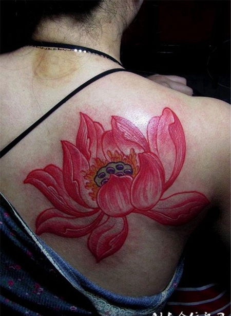 背部粉色莲花的纹身图案