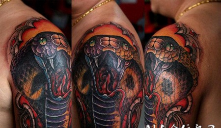 大臂眼镜蛇纹身