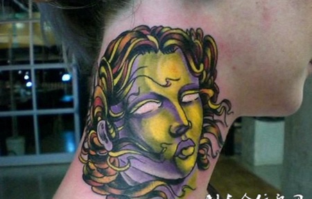 脖子上的美杜莎纹身