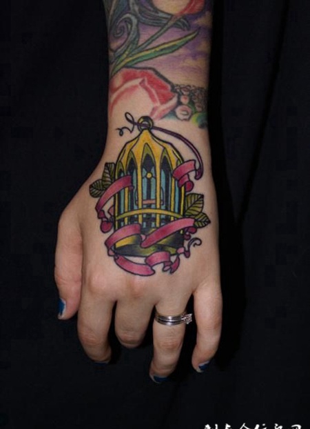 手背上的鸟笼纹身