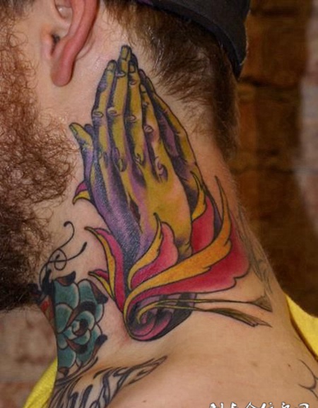 脖子上长翅膀的手纹身