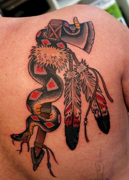 肩部被蛇缠住的斧子纹身图案