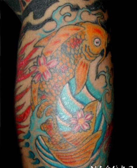 小腿上金色鲤鱼纹身