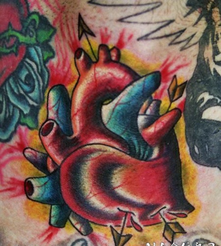 插着箭支的心纹身