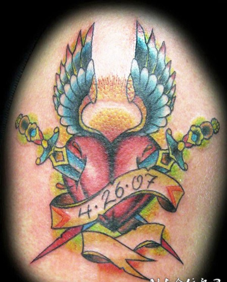 大臂上的刺心匕首纹身