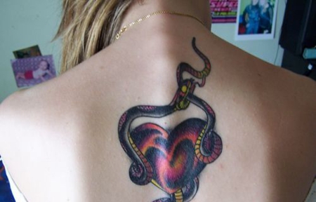 背部缠着蛇的心纹身图案