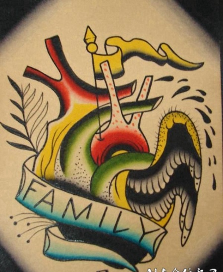 背部翅膀心纹身