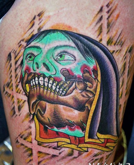 大腿上的恶魔纹身