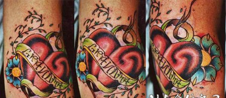 小腿上缠着丝带的心纹身