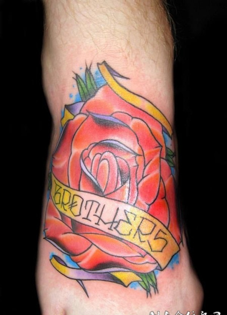 脚面上的玫瑰丝带纹身