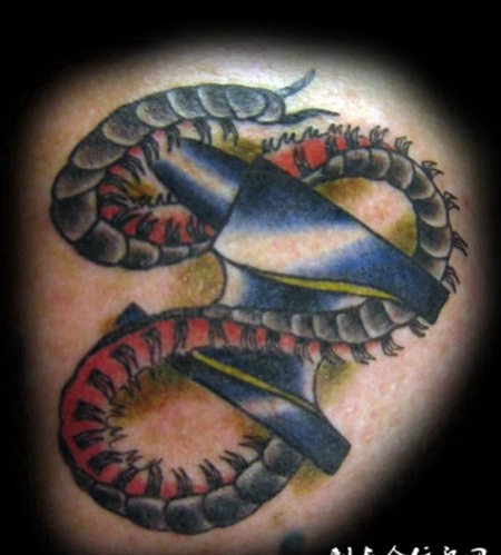 蜿蜒的蜈蚣纹身