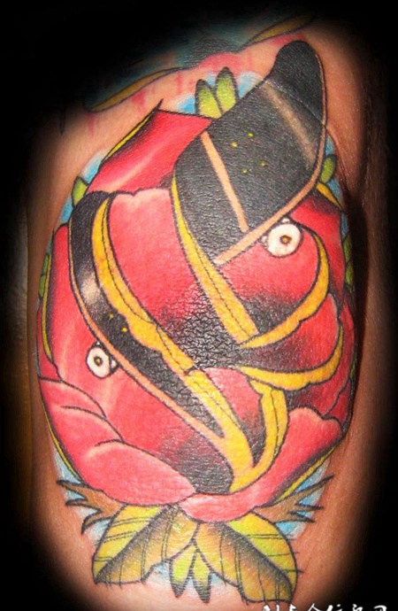 大臂玫瑰滑板纹身