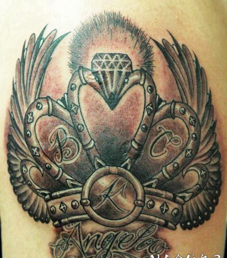 胳膊上的皇冠翅膀纹身