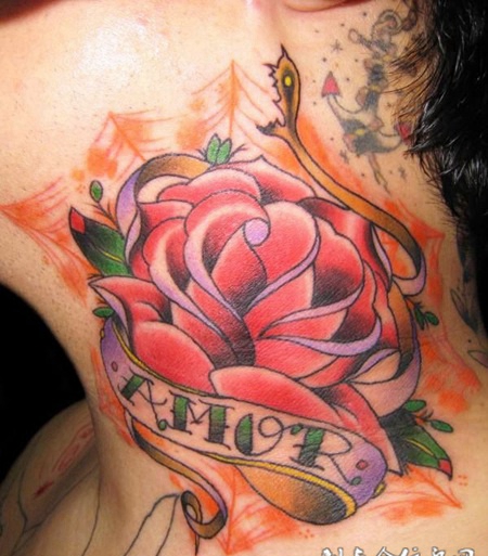 脖子上的玫瑰花纹身