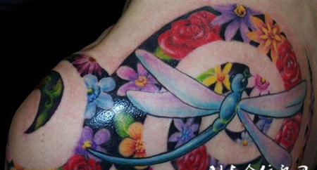 后背上的蓝色蜻蜓纹身