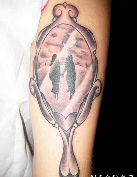 大臂梳妆镜纹身